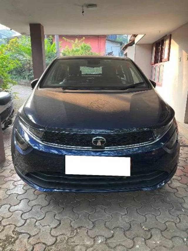 https://images10.gaadi.com/usedcar_image/4331597/original/processed_233f99de-7621-48ec-af77-213caf464c14.jpeg?imwidth=6400