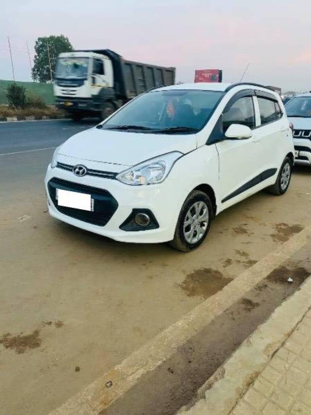 https://images10.gaadi.com/usedcar_image/4331742/original/processed_e0d9c24f-8102-4543-9625-cafa497d35b8.jpg?imwidth=6402