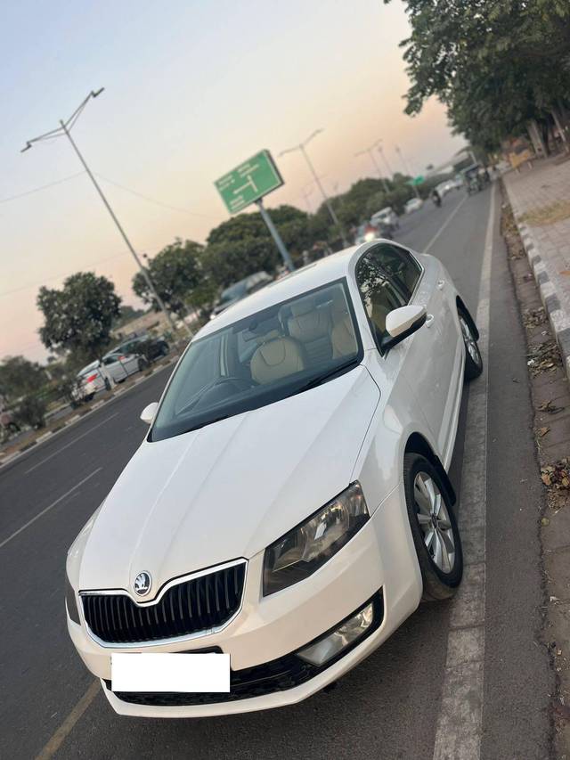 https://images10.gaadi.com/usedcar_image/4331998/original/processed_5e9374248afbefb443e9bbc80952b8d7.jpg?imwidth=6400