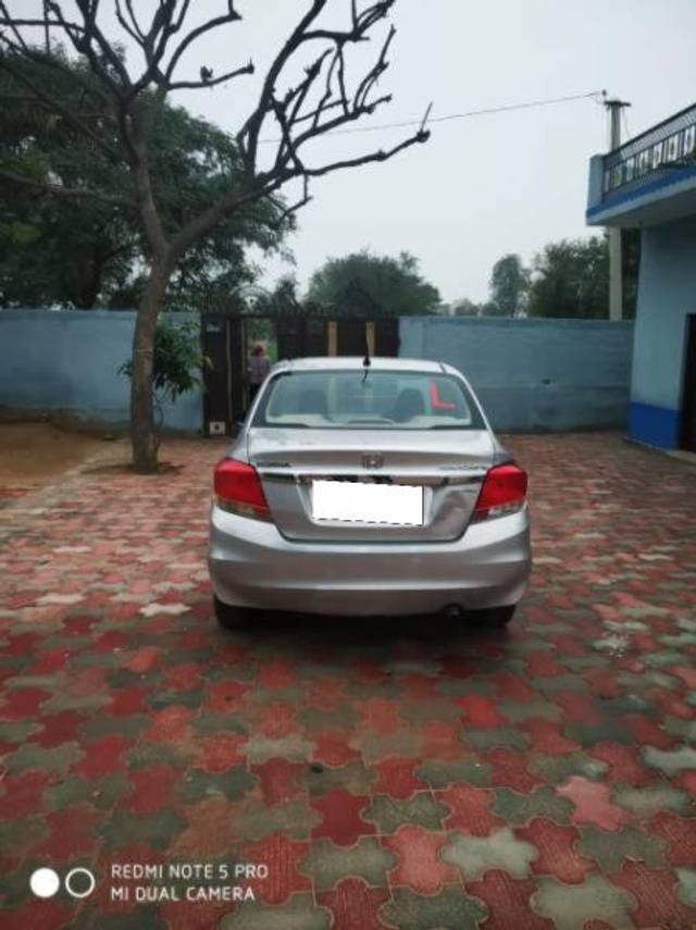 https://images10.gaadi.com/usedcar_image/4332081/original/processed_00b0d473-20a1-45b1-a13d-fe959b5b954b.jpg?imwidth=6401