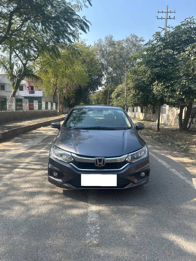 https://images10.gaadi.com/usedcar_image/4332104/original/processed_1ceedbb159379d51683cd05b98a31972.jpg?imwidth=6400