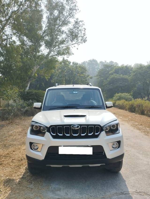 https://images10.gaadi.com/usedcar_image/4332458/original/processed_a18bce7fe02c9f6e9a2316aec6fcceea.jpg?imwidth=6401