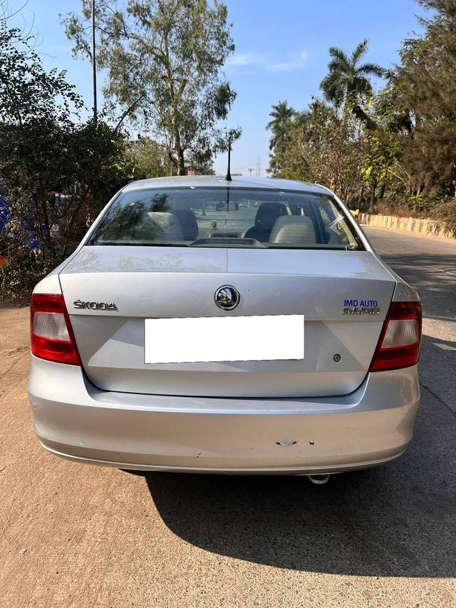 https://images10.gaadi.com/usedcar_image/4332611/original/processed_7ab0e477007d1fdaa057c0db85209d6a.jpeg?imwidth=6402