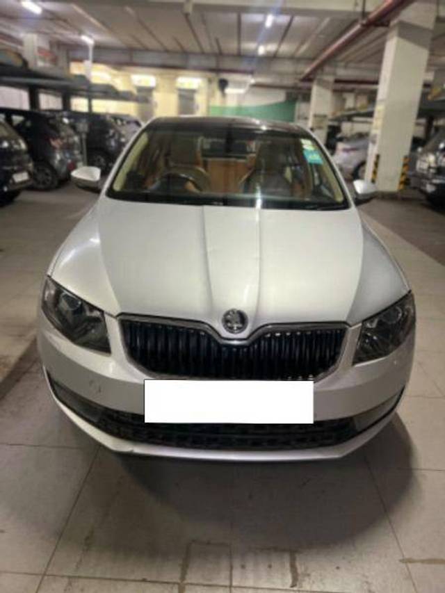 https://images10.gaadi.com/usedcar_image/4332659/original/7e2402b8f68e0211f6bd2551e8e15610.jpg?imwidth=6400