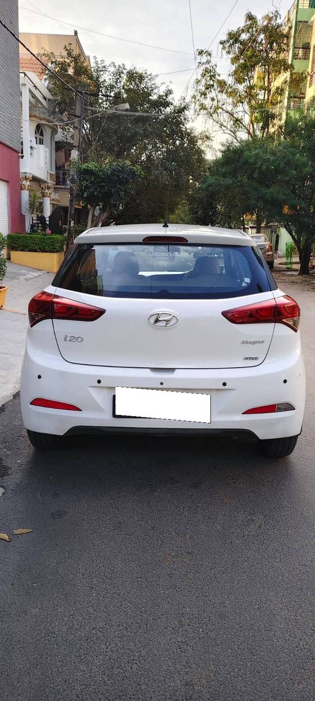 https://images10.gaadi.com/usedcar_image/4332714/original/processed_23de7f53dace6c0ee51f0e619b6cc8b7.jpg?imwidth=6402