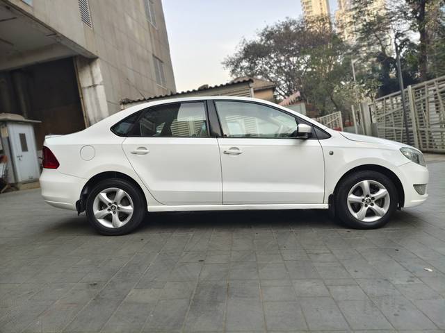 https://images10.gaadi.com/usedcar_image/4333306/original/aea37cb2777507e0b9053bc692935777.jpg?imwidth=6401