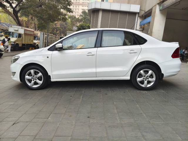 https://images10.gaadi.com/usedcar_image/4333306/original/processed_4381345e9d4e52933ed52eaa3d05d118.jpg?imwidth=6402