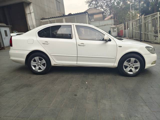 https://images10.gaadi.com/usedcar_image/4333309/original/8a80aae849bb63e8c13fc04111aaa708.jpg?imwidth=6401