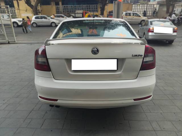 https://images10.gaadi.com/usedcar_image/4333309/original/processed_359a46db37a683a3202b8d8c7e7bca5e.jpg?imwidth=6402