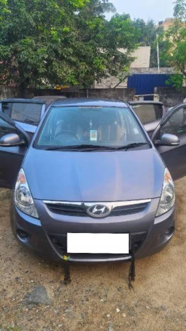 https://images10.gaadi.com/usedcar_image/4333359/original/processed_d83052f1-54ff-4646-80d7-0b39ada4136c.jpg?imwidth=6402