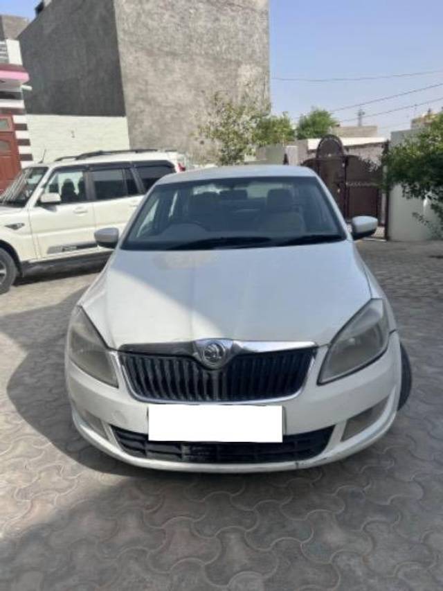 https://images10.gaadi.com/usedcar_image/4333426/original/processed_da93ae50-3524-43e7-b5b7-327eebd68841.jpg?imwidth=6400