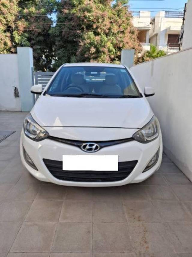 https://images10.gaadi.com/usedcar_image/4333438/original/processed_950ad816-860d-49c0-9b26-3de4f6128bde.jpeg?imwidth=6402