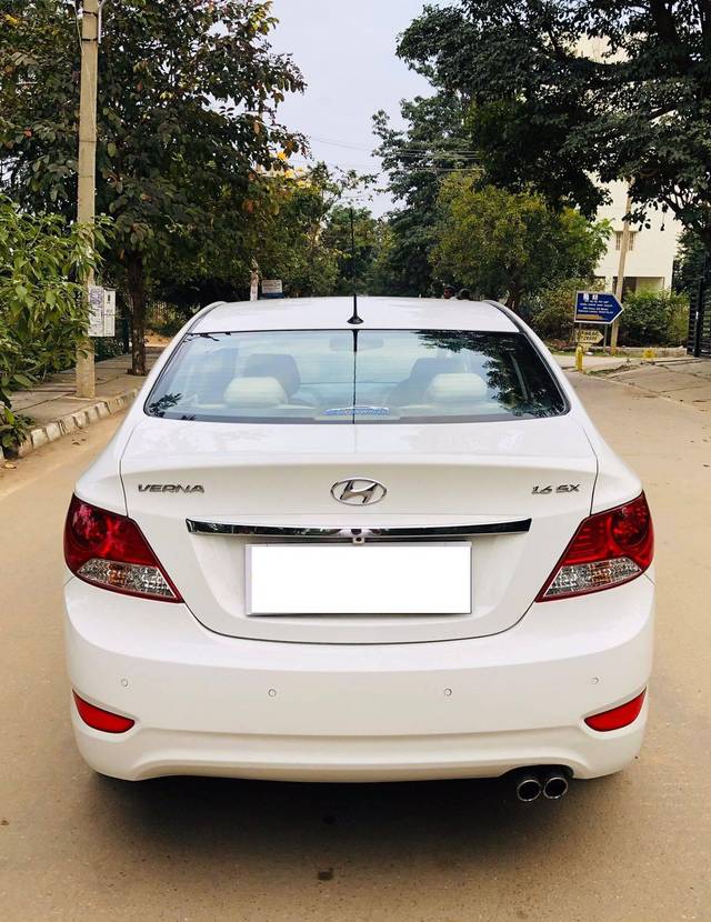 https://images10.gaadi.com/usedcar_image/4333508/original/processed_a319c01ca29117e3b8fb134058ad55c4.jpg?imwidth=6402