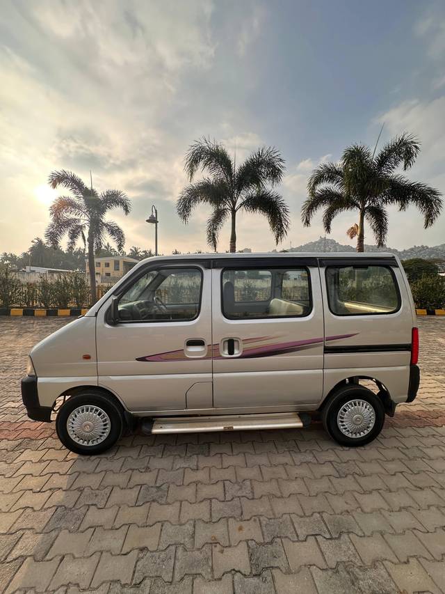 https://images10.gaadi.com/usedcar_image/4333647/original/processed_a7b9d6dcc685780e4490c7bfb8996fad.jpg?imwidth=6402