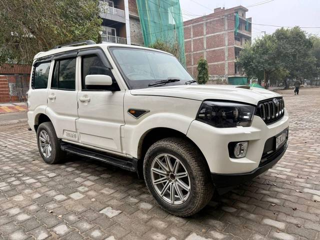 https://images10.gaadi.com/usedcar_image/4333803/original/processed_4c3a88dd0d6f6a1d1a560654bbd0dad5.jpg?imwidth=6400