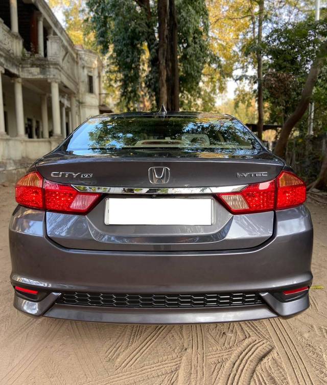 https://images10.gaadi.com/usedcar_image/4333869/original/processed_24443163f540028fa1676aaa55d29484.jpg?imwidth=6401