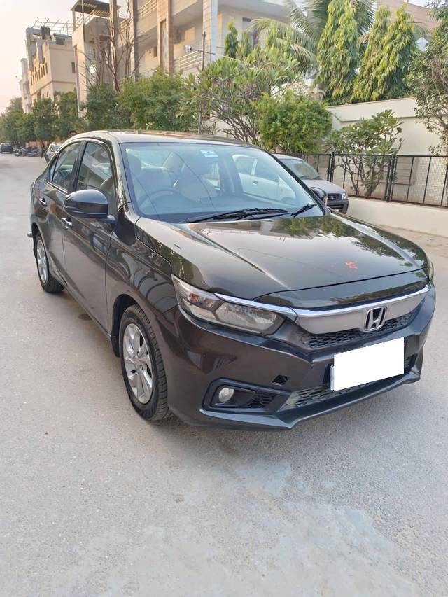 https://images10.gaadi.com/usedcar_image/4333928/original/processed_af80b7429c0049e2f996ba252ce9ff2d.jpg?imwidth=6400