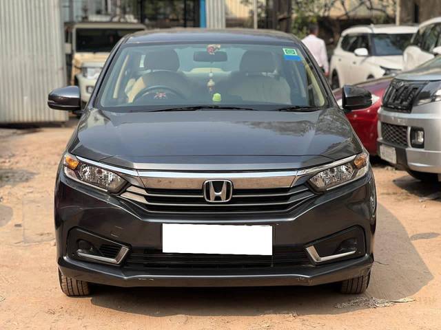 https://images10.gaadi.com/usedcar_image/4334102/original/processed_4b2fb75b9bff252fd7a0128dc1c746a9.jpg?imwidth=6402