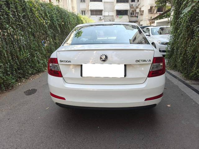 https://images10.gaadi.com/usedcar_image/4334305/original/processed_171cd7bba7f2b98d66deda469705bdea.jpeg?imwidth=6401