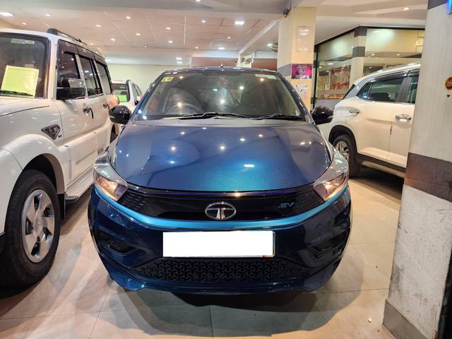 https://images10.gaadi.com/usedcar_image/4334323/original/processed_17cd83eaf9e8cdccb02c225f7cd56d0a.jpg?imwidth=6401