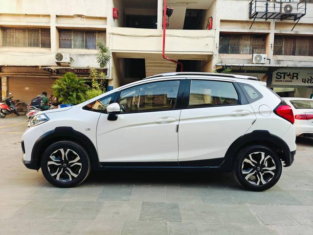 https://images10.gaadi.com/usedcar_image/4334440/original/processed_467e5b1edb35c5cc00849ae0b9b35302.jpg?imwidth=6402