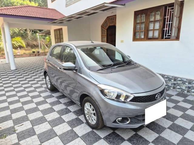 https://images10.gaadi.com/usedcar_image/4334536/original/processed_9e8f7309-780b-4d24-be9f-83da0cebb6a6.jpeg?imwidth=6400