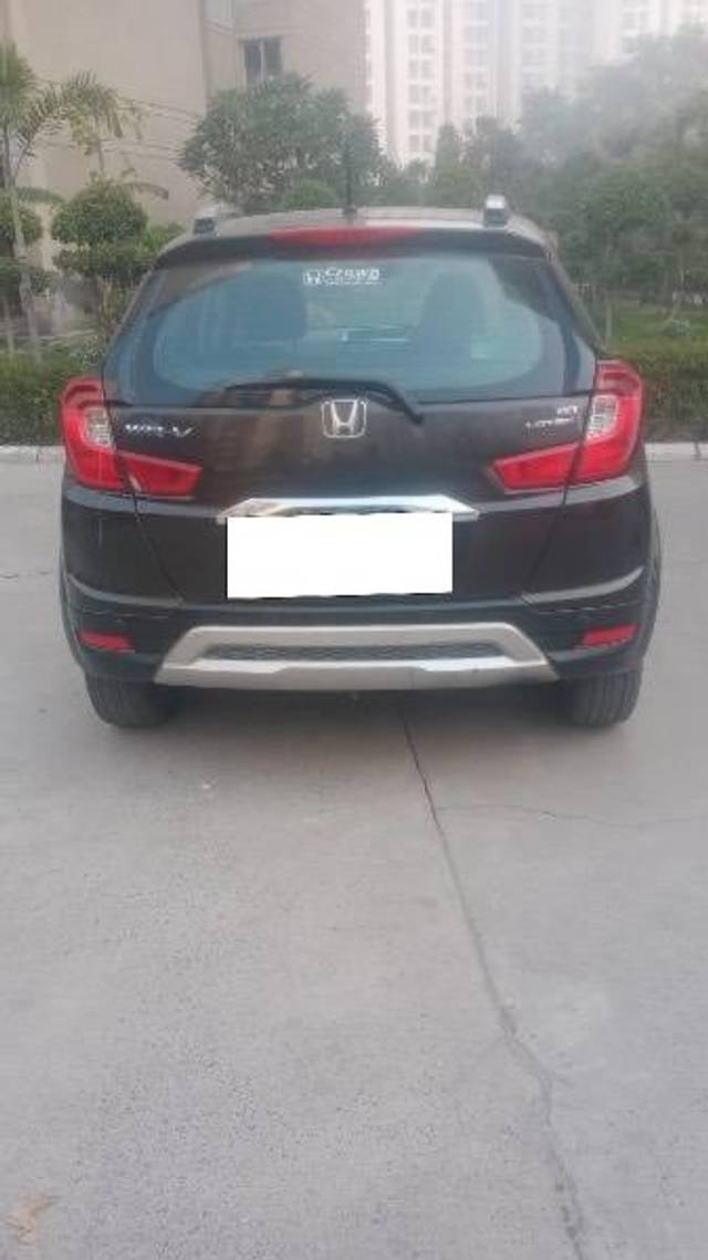 https://images10.gaadi.com/usedcar_image/4334784/original/processed_cae9226c-1659-4a94-b41d-a7de60fee2d7.jpeg?imwidth=6402