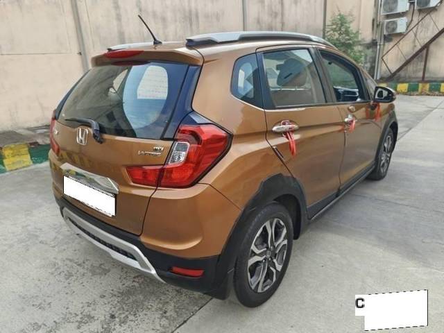 https://images10.gaadi.com/usedcar_image/4335199/original/processed_d13292d4fdf64fa62bb7cd60f2cb689f.jpg?imwidth=6402