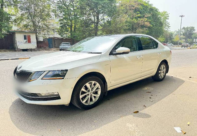 https://images10.gaadi.com/usedcar_image/4335332/original/f7a5cffe877ca6e933a1703966662b43.jpeg?imwidth=6400