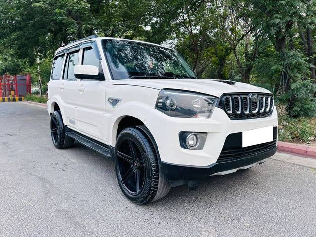 https://images10.gaadi.com/usedcar_image/4335394/original/processed_83bd23415a3714e24f6101507157c03a.jpg?imwidth=6400