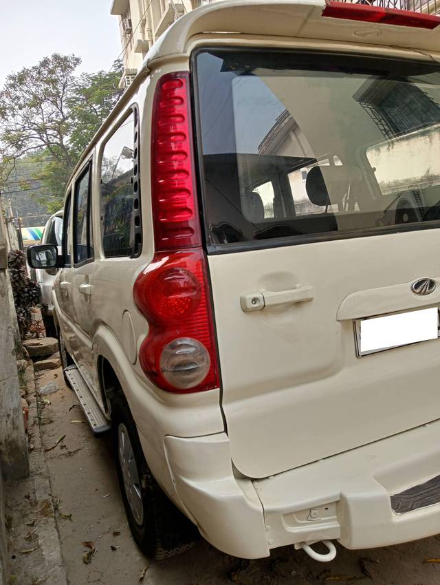 https://images10.gaadi.com/usedcar_image/4335547/original/processed_59c3bbe2c2cadc0341c317fae593b782.jpg?imwidth=6402