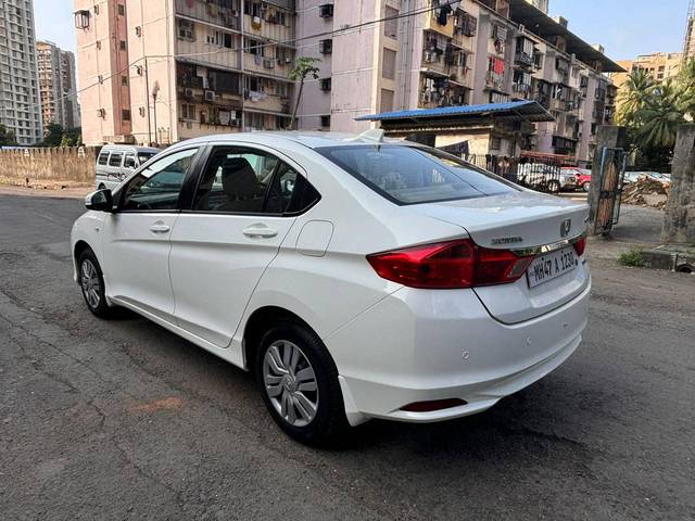 https://images10.gaadi.com/usedcar_image/4335618/original/processed_886066ad061081383427e4c2e250ed77.jpg?imwidth=6402