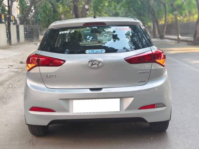 https://images10.gaadi.com/usedcar_image/4335723/original/processed_474f982c03cf345c10eada9e02b75a1b.jpg?imwidth=6402