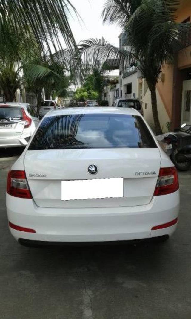 https://images10.gaadi.com/usedcar_image/4335849/original/processed_deafdb2b-70dc-4b06-9d1f-5610d95216c3.jpeg?imwidth=6401