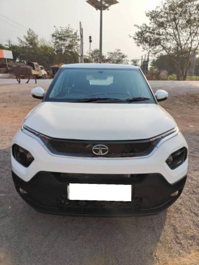 https://images10.gaadi.com/usedcar_image/4336048/original/processed_08212f25-9630-43f4-945e-1932803e4b2c.jpg?imwidth=6401