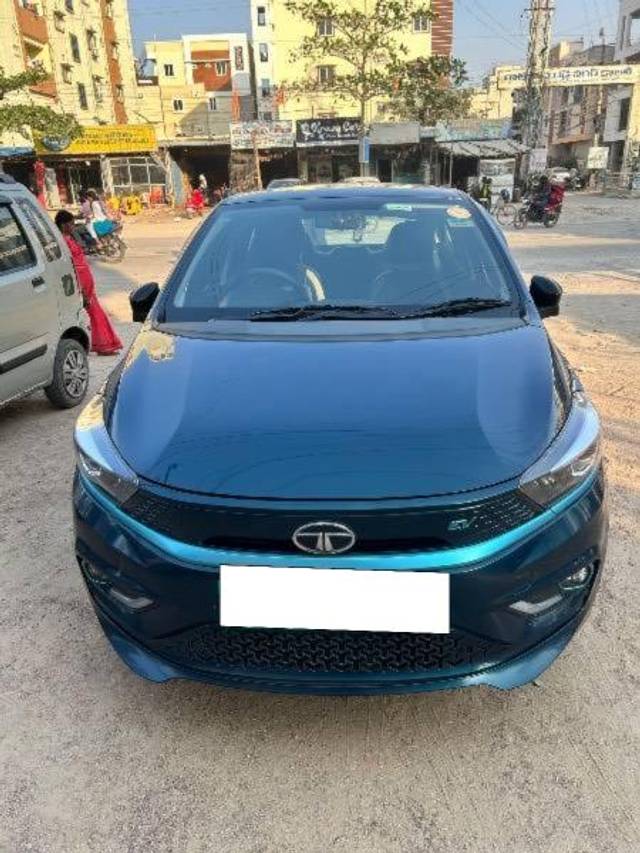 https://images10.gaadi.com/usedcar_image/4336251/original/processed_56c85421-ab13-4005-a9cb-054869b3090a.jpeg?imwidth=6400