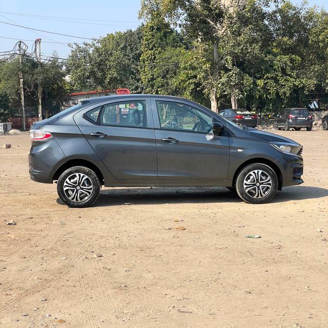 https://images10.gaadi.com/usedcar_image/4337315/original/a267f6d84e944b660e8c9a306c39edfa.jpg?imwidth=6401