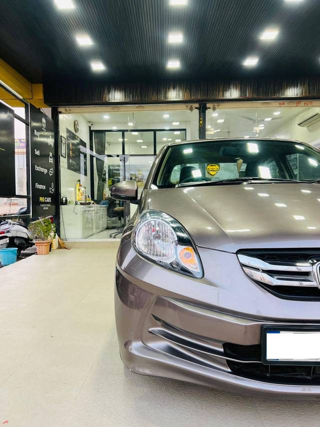 https://images10.gaadi.com/usedcar_image/4337654/original/processed_b925d0bf4810928a29bd3de962c103a7.jpg?imwidth=6401