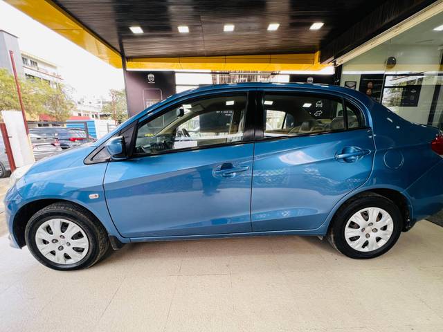 https://images10.gaadi.com/usedcar_image/4337861/original/processed_eff360f52addbe778316d83aeeda883b.jpg?imwidth=6402