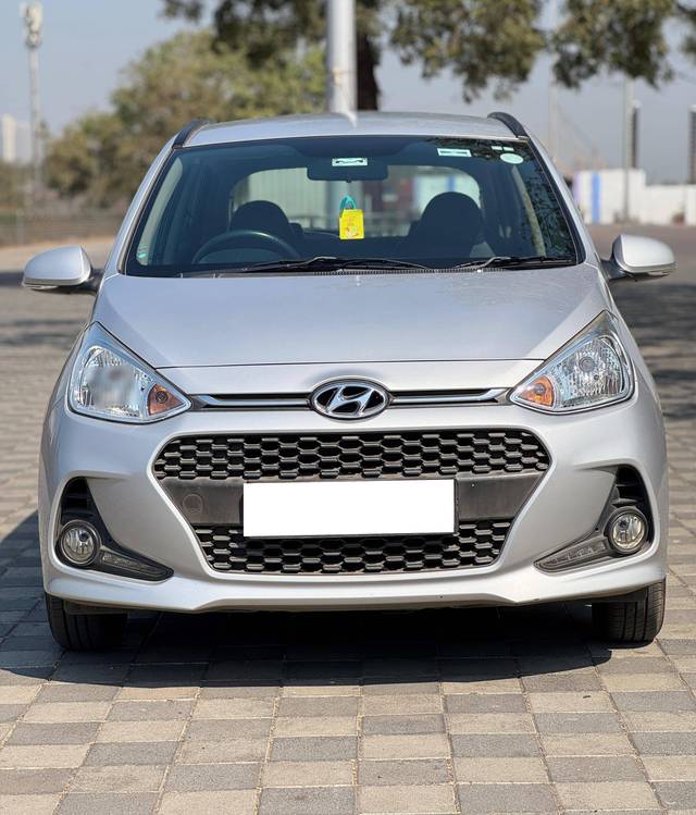 https://images10.gaadi.com/usedcar_image/4338011/original/processed_aad64da4a63a1c9b23652c2dce3836f0.jpg?imwidth=6402