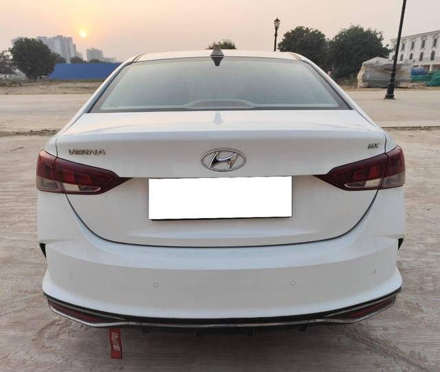 https://images10.gaadi.com/usedcar_image/4338015/original/processed_033de30d59804577752b066a782516a3.jpg?imwidth=6402