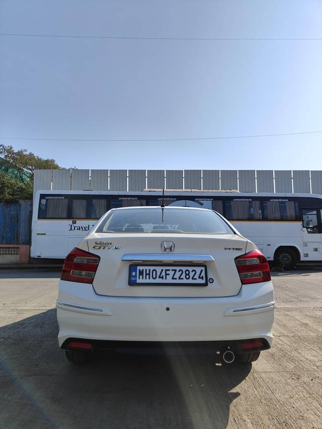 https://images10.gaadi.com/usedcar_image/4338257/original/processed_1682bc82267cbf839d0c5923878788cd.jpg?imwidth=6401