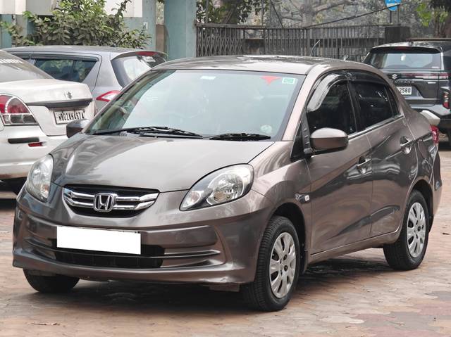 https://images10.gaadi.com/usedcar_image/4340512/original/processed_083871cfcd2a876dc01a62559722c571.jpg?imwidth=6402