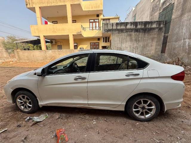 https://images10.gaadi.com/usedcar_image/4343266/original/1a653333c2da2544eed1953ac5b87f04.jpeg?imwidth=6402