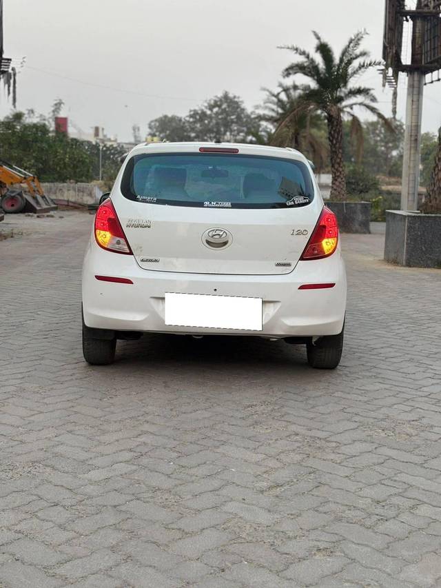 https://images10.gaadi.com/usedcar_image/4343437/original/processed_c5ca404048dd4c5e95271507d1302af7.jpg?imwidth=6401