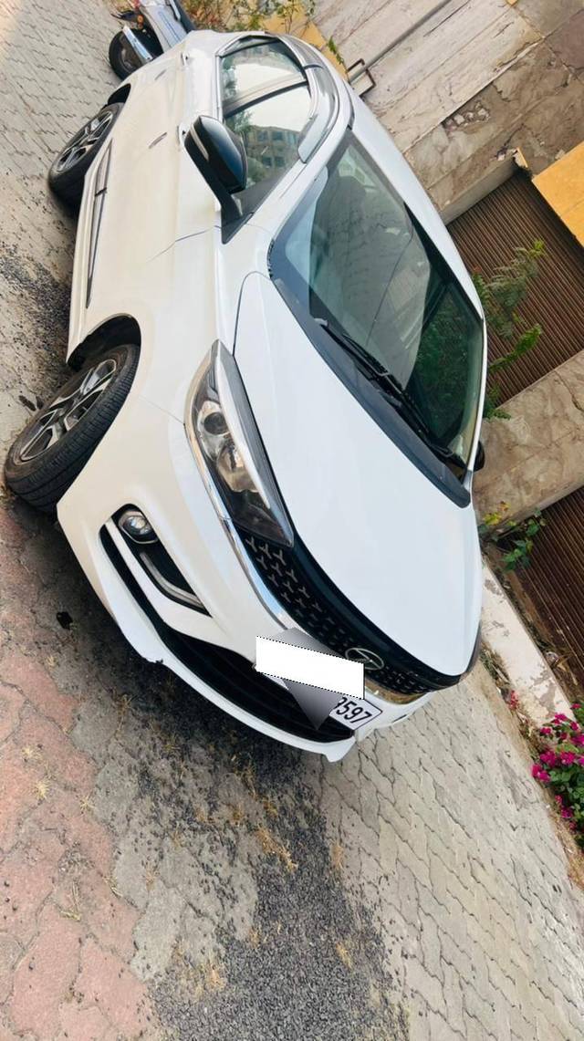 https://images10.gaadi.com/usedcar_image/4343482/original/processed_b6a33e3696a225011567057f7428b665.jpg?imwidth=6400