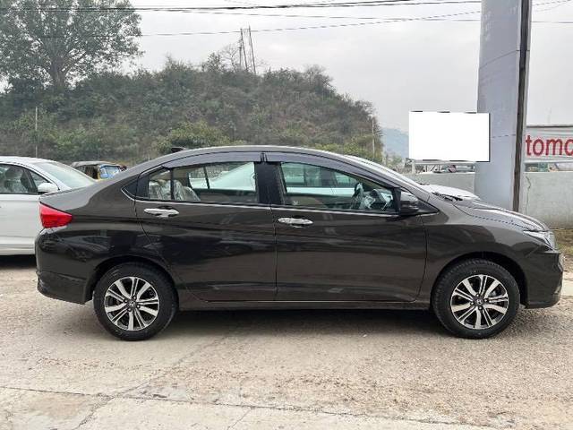 https://images10.gaadi.com/usedcar_image/4343557/original/processed_e74ecacb-624f-4795-8d82-8ee5e9987642.jpeg?imwidth=6401