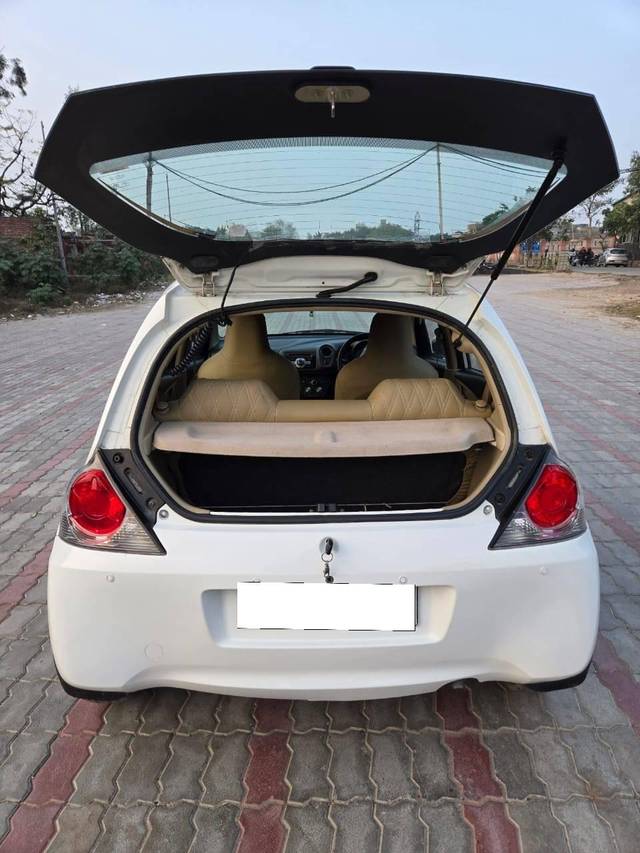 https://images10.gaadi.com/usedcar_image/4344075/original/processed_95e22898d9024c20aa3339fef84240b9.jpg?imwidth=6402