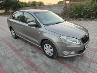 Skoda Rapid 2011-2014 Skoda Rapid 1.6 MPI Ambition