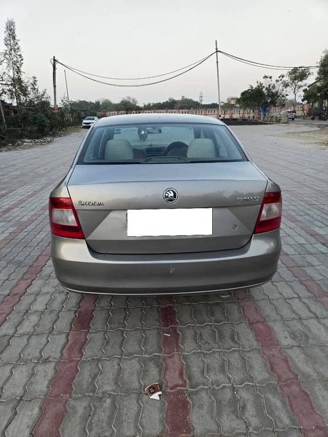 https://images10.gaadi.com/usedcar_image/4344082/original/processed_16c61e357c4d51030e0519648f2df87c.jpg?imwidth=6402